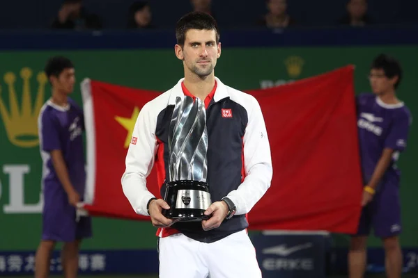 セルビアのノバク ジョコビッチは 2012年上海マスターズ テニス大会中国 上海市に 2012 日メンズ シングルスの最終戦でイギリスのアンディ マレーを破り授賞式で彼のチャンピオン トロフィーを保持します — ストック写真