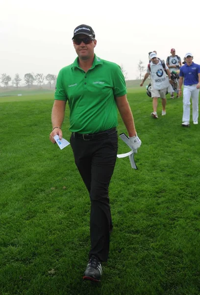 2012年10月28日 瑞典选手彼得 汉森在中国上海马拉伦湖高尔夫俱乐部举行的 Bmw 大师赛高尔夫比赛的最后一轮比赛中散步 — 图库照片