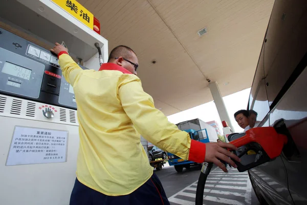 Travailleur Chinois Ravitaille Une Camionnette Dans Une Station Service Tianjin — Photo