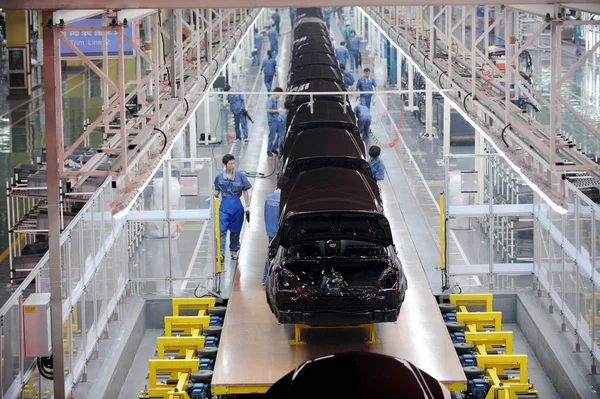 Chinesische Fabrikarbeiter Montieren Emgrand Cars Fließband Einem Automobilwerk Von Geely — Stockfoto