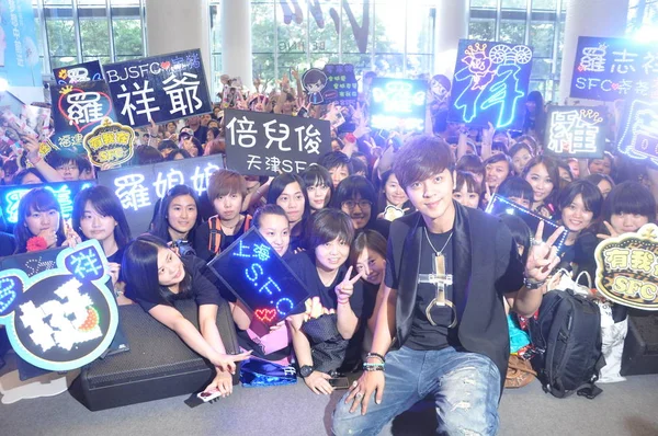 Cantante Taiwanese Show Posa Con Fan Durante Incontro Firma Dell — Foto Stock