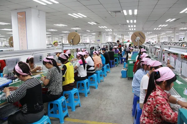Workers Work Assembly Line Foxconn Factory Fengcheng Central Chinas Jiangxi — 스톡 사진