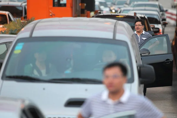 Los Conductores Chinos Automóviles Privados Miran Mientras Esperan Una Larga — Foto de Stock
