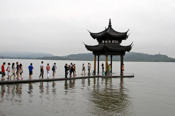 2012년 저장성 항저우 서호의 플랫폼에 Jixian 파빌리온을 방문하는 관광객들 — 스톡 사진