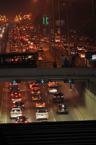 Fahrzeuge Bewegen Sich Während Der Hauptverkehrszeit Langsam Stau Auf Einer — Stockfoto