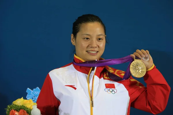 Medallista Oro Yueying China Muestra Medalla Una Conferencia Prensa Después —  Fotos de Stock