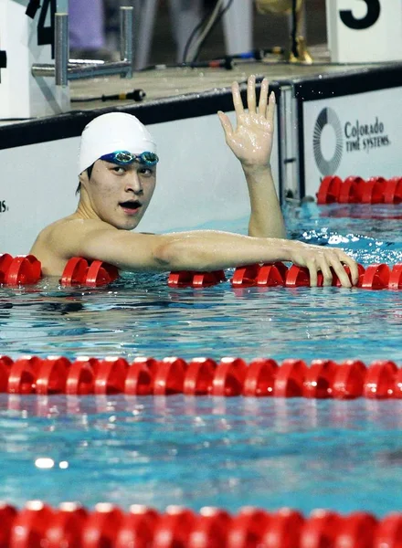 Den Kinesiske Olympiske Svømmemesteren Sun Yang Bølger Til Tilskuere Bassenget – stockfoto