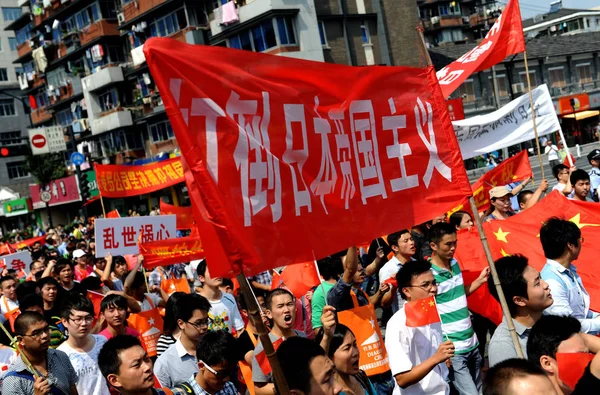 Kinesiska Demonstranter Wave Kinesiska Nationella Flaggor Hålla Upp Banners Och — Stockfoto
