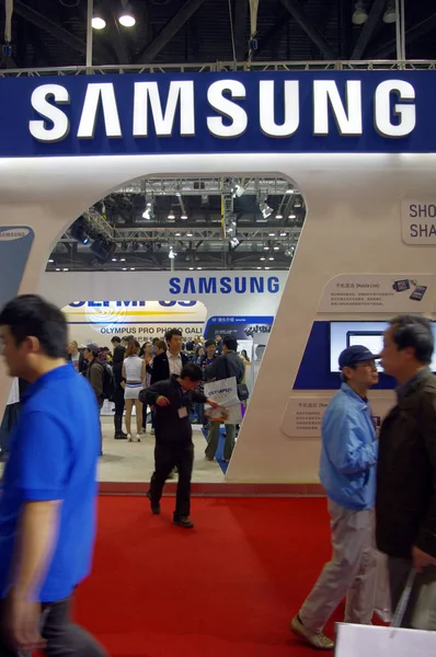 File Visitantes São Vistos Estande Samsung Durante Uma Feira Pequim — Fotografia de Stock