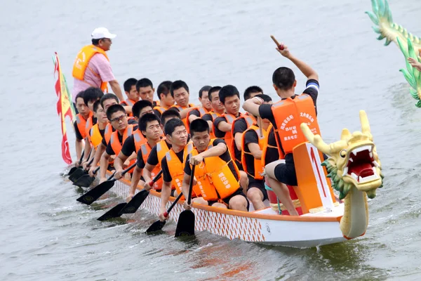 Estudiantes Universitarios Chinos Compiten Una Carrera Barco Dragón Para Celebrar —  Fotos de Stock