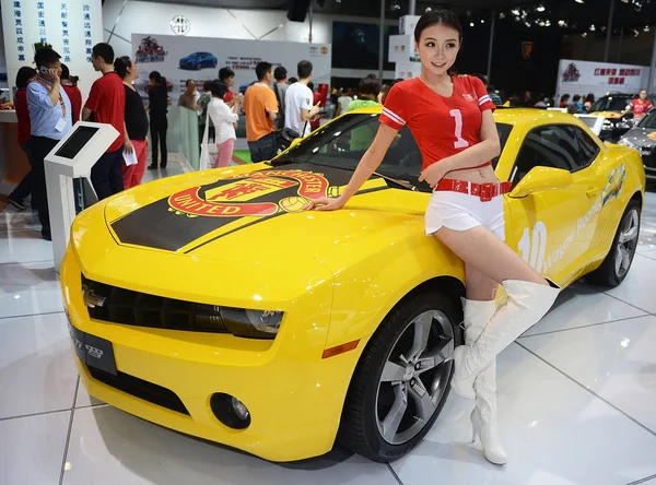 Una Pose Modelo Con Chevrolet Camaro General Motors Durante Salón —  Fotos de Stock