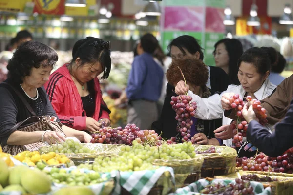 Des Clients Chinois Achètent Des Fruits Dans Supermarché Ville Qingdao — Photo