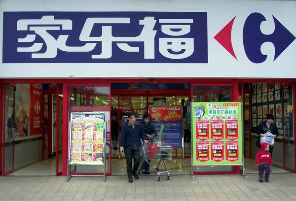 顧客は 2011年12月5日 中国東部江蘇省長州市のカルフールスーパーマーケットで見られます — ストック写真