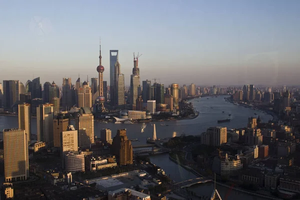 Skyline Van Pudong Huangpu Rivier Puxi Met Clusters Van Wolkenkrabbers — Stockfoto