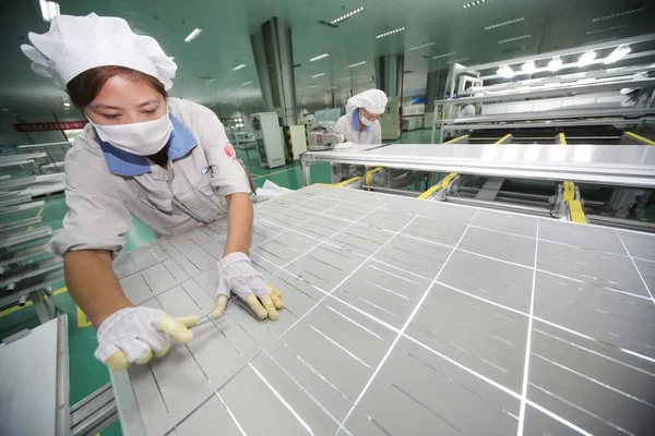 Китайский Рабочий Измеряет Фотоэлектрические Батареи Заводе Солнечной Компании Восточной Провинции — стоковое фото