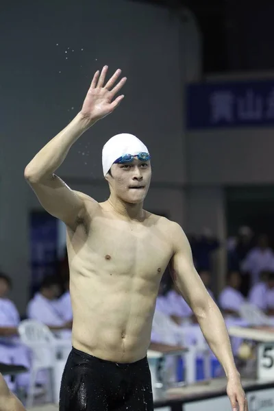 Den Kinesiske Olympiske Svømmemesteren Sun Yang Bølger Til Tilskuere Etter – stockfoto