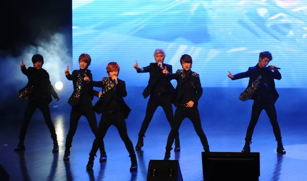 Members South Korean Boy Band Boyfriend Perform Fans Meeting Shanghai — Stock Photo, Image