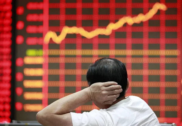 Invester Checks Stock Information Securities Exchange House Huaibei East Chinas — Stock Photo, Image