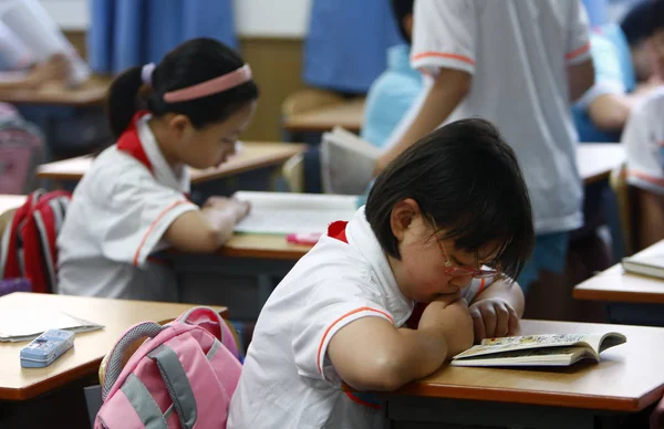 Studenci Czytali Książki Xiangming Gimnazjum Gimnazjum Szanghaju Chiny Wrzesień 2011 — Zdjęcie stockowe