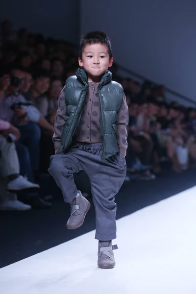 Jeune Garçon Présente Une Nouvelle Création Dans Jnby Jnby Fashion — Photo