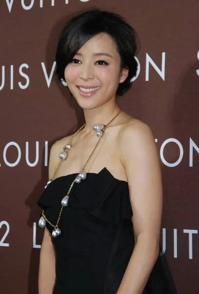 2012年7月19日 路易威登在中国上海举行的时装秀上 中国女星张敬初摆姿势 — 图库照片