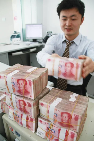 Empleado Chino Cuenta Las Facturas Yuan Rmb Renminbi Banco Ciudad —  Fotos de Stock