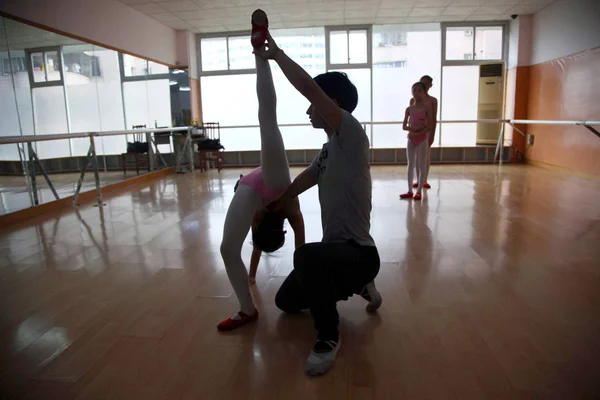 Une Enseignante Aide Une Jeune Chinoise Pratiquer Ballet Dans Centre — Photo