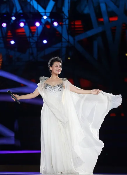 中国歌手谭静在2012年9月3日中国奥运代表团在中国北京举行的庆祝中国奥运代表团胜利的联欢会上表演 — 图库照片