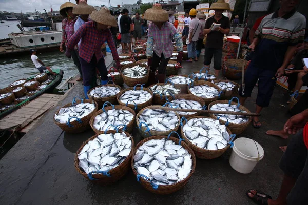 2012年5月16日 在中国海南省琼海市 渔民们将鱼篮抬上岸 — 图库照片
