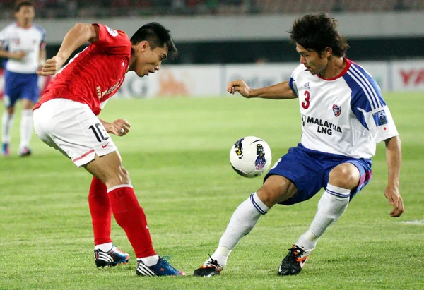 Zheng Zhi Von Chinas Guangzhou Evergrande Links Fordert Masato Morishige — Stockfoto