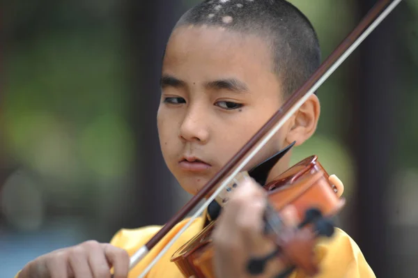 Giovane Monaco Buddista Cinese Della Guangxuan Art Troupe Pratica Violino — Foto Stock
