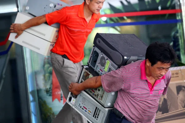 Trabalhadores Chineses Carregam Computadores Prédio Escritórios Cidade Haikou Província Chinas — Fotografia de Stock