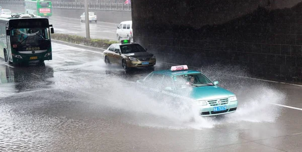 Bilar Flyttar Översvämmad Väg Orsakad Regn Storm Nanjing Stad Östra — Stockfoto
