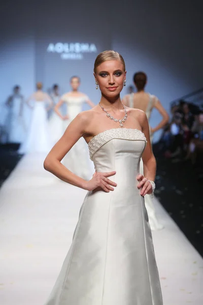 Modellen Weer Nieuwe Creaties Aolisha Bruiloft Jurk Fashion Show Tijdens — Stockfoto