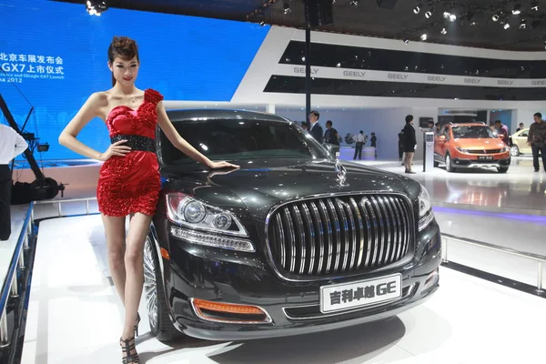 Model Berpose Dengan Geely Selama Pameran Otomotif Internasional Beijing Dikenal — Stok Foto