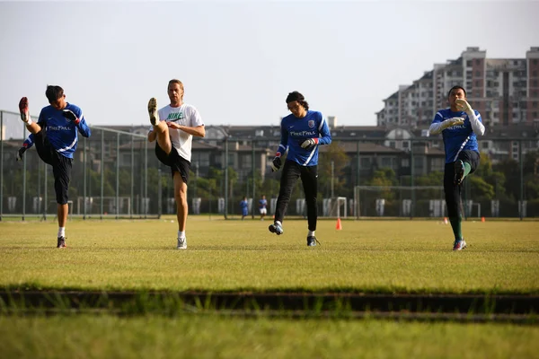 Jogadores Futebol Shanghai Shenhua Aquecem Durante Uma Sessão Treinamento Shanghai — Fotografia de Stock