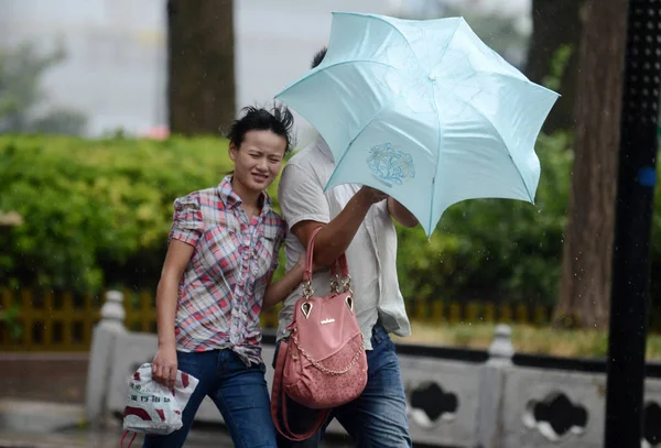 Пешеходы Храбрый Сильный Ветер Вызванный Тайфуном Хайкуй Улице Городе Янчжоу — стоковое фото