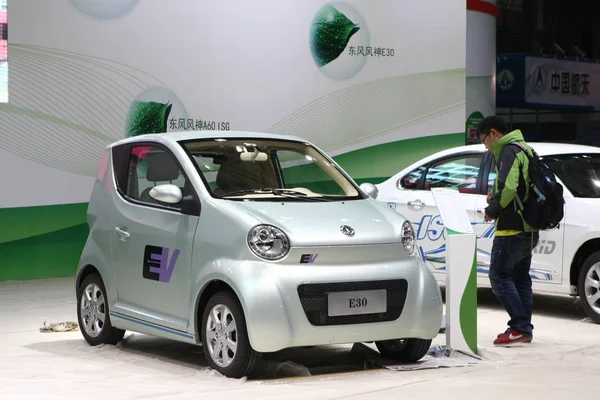 Ένας Επισκέπτης Εξετάζει Ένα E30 Ηλεκτρικό Αυτοκίνητο Dongfeng Motor Για — Φωτογραφία Αρχείου