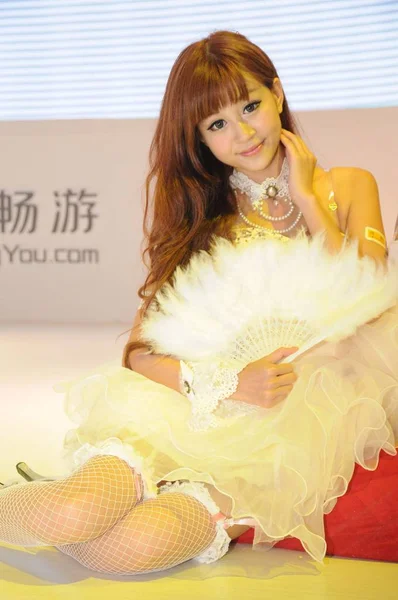 Een Showgirl Vormt Tijdens 10E China Digitale Entertainment Expo Conferentie — Stockfoto