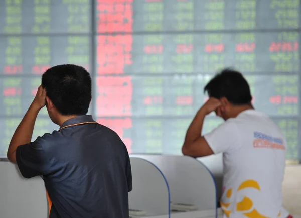 Chińskich Inwestorów Spojrzeć Ceny Akcji Czerwony Dla Cena Rośnie Kolor — Zdjęcie stockowe