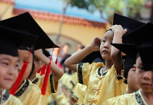 Νέοι Κινέζοι Φοιτητές Ντυμένοι Παραδοσιακές Στολές Και Φορώντας Ακαδημαϊκά Καπέλα — Φωτογραφία Αρχείου