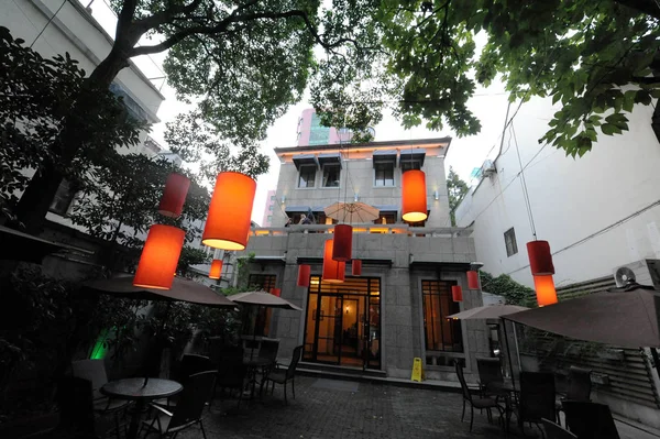 Las Luces Cuelgan Sobre Patio Restaurante Calle Moda Jinxian Road —  Fotos de Stock