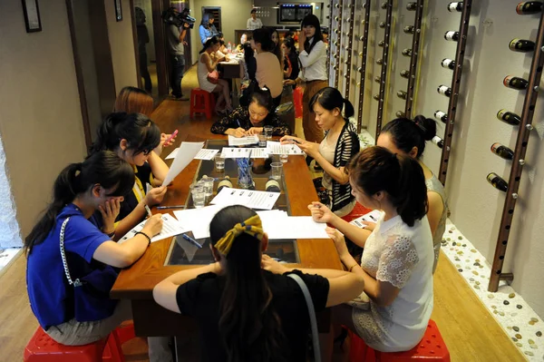 Fiatal Kínai Nők Vesznek Részt Egy Párkereső Rendezvényen Cecs China — Stock Fotó
