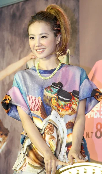 台湾歌手蔡依林在2012年9月4日于台湾台北举行的最新音乐专辑 伟大艺术家 的宣传活动中摆姿势 — 图库照片