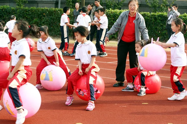 Молодые Китайские Студенты Играют Мячами Время Общегородской Кампании Предотвращению Ожирения — стоковое фото