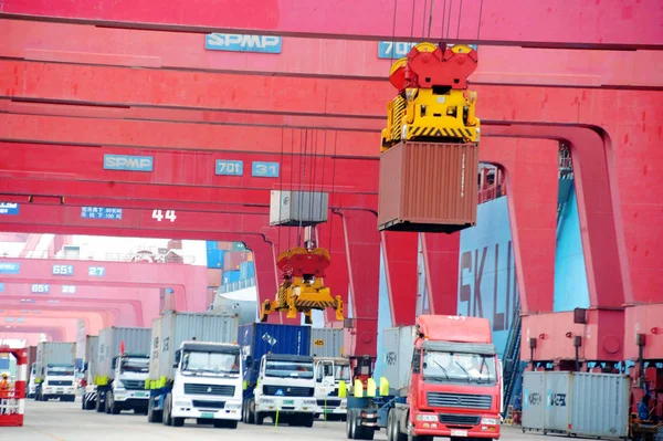 Camiones Transportan Contenedores Descargados Barco Puerto Qingdao Ciudad Qingdao Provincia — Foto de Stock