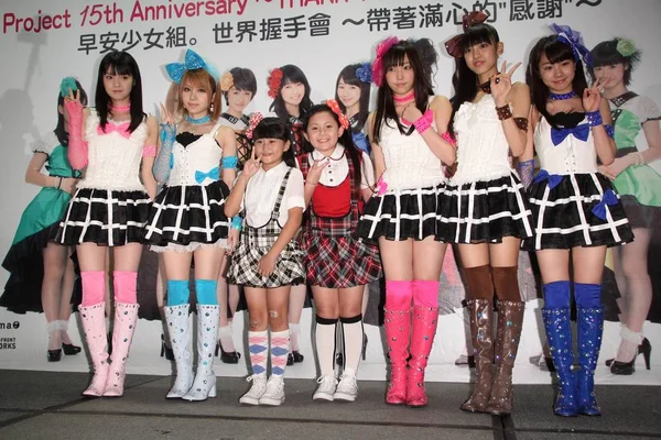 Участники Японской Поп Идол Группы Morning Musume Позируют Двумя Молодыми — стоковое фото