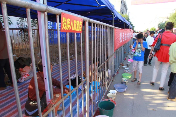 Visitatori Cinesi Camminano Davanti Mendicanti Tenuti Dietro Sbarre Durante Una — Foto Stock
