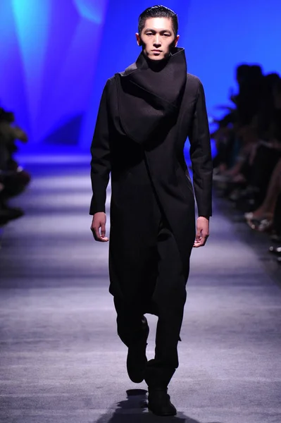 モデル提示彼 2012年秋 冬コレクションのファッションの中にサイモン Gao 2012 日中国のファッション デザイナーによって新しい作成 — ストック写真