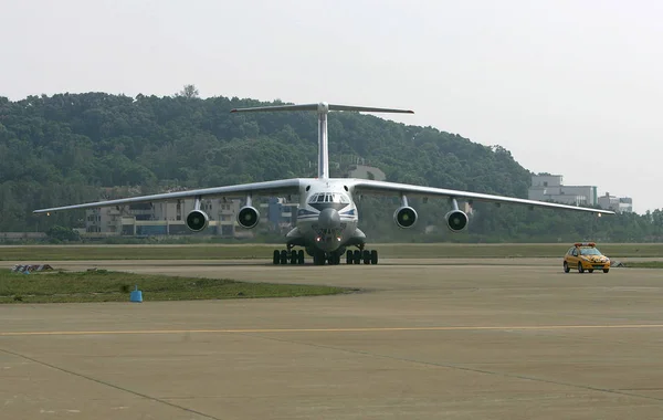 为筹备2012年在中国南方广东省珠海市举行的第九届中国国际航空航天展览会 2012年 中航行展 军用飞机出租车在珠海三造机场降落 — 图库照片